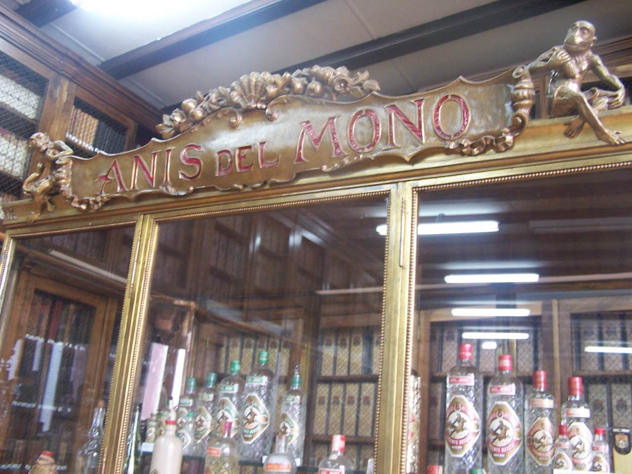 Detalle del rótulo y las botellas históricas de Anís del Mono en la fábrica de Badalona