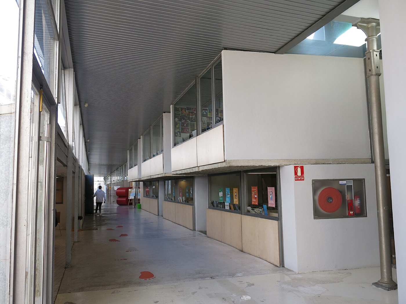 Exterior de la Biblioteca Can Casacuberta, antigua fábrica rehabilitada en el Centre de Badalona