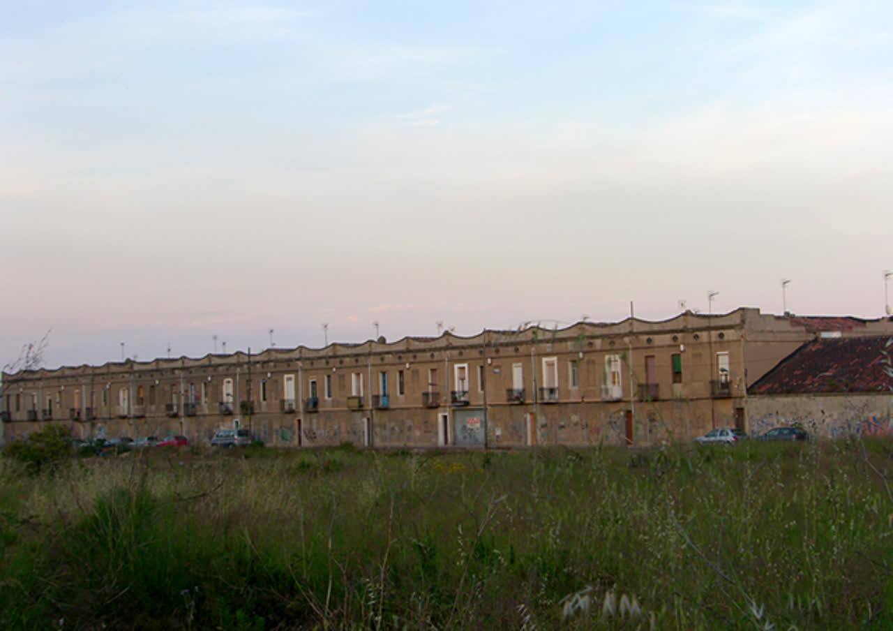 Casas de Casagemes vistas desde un solar del barrio al atardecer