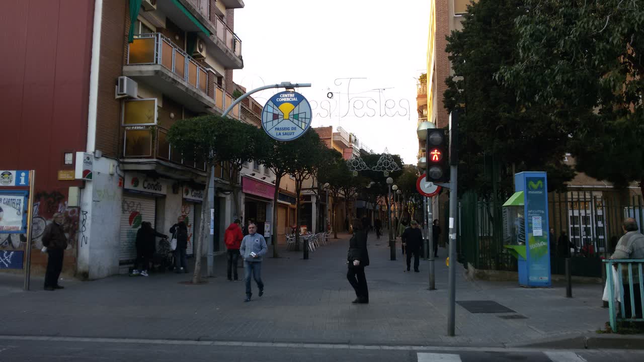 Passeig de la Salut de Badalona, con comercios, peatones y edificios del barrio