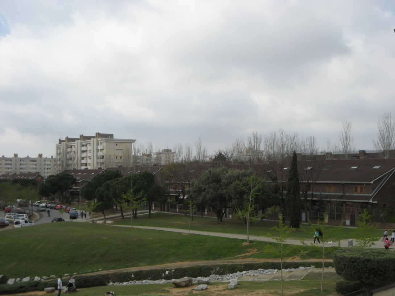 Vista de la Travessera de Montigalà, con zona verde y edificios del barrio