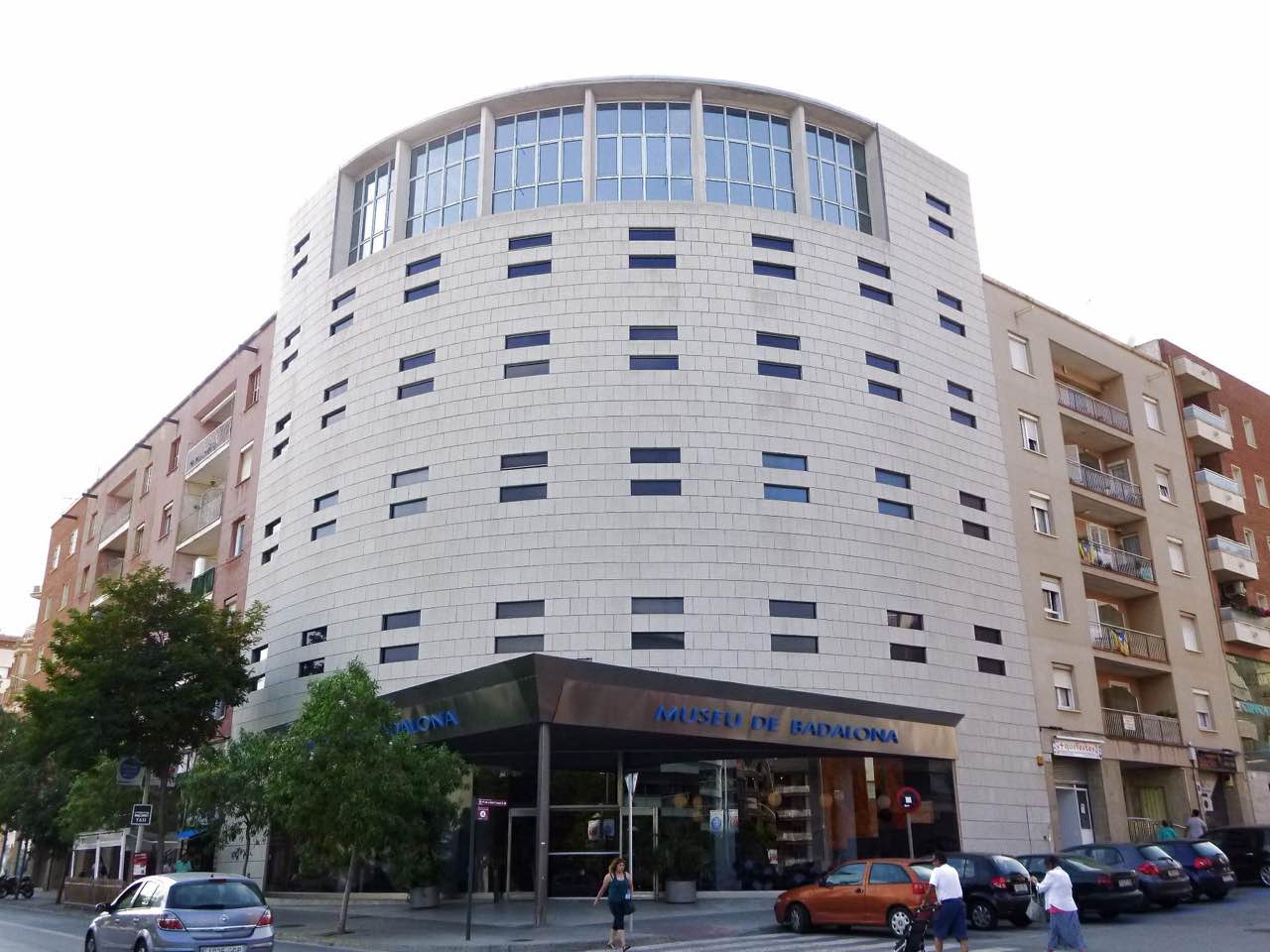 Fachada del Museo de Badalona en la plaza de la Assemblea de Catalunya