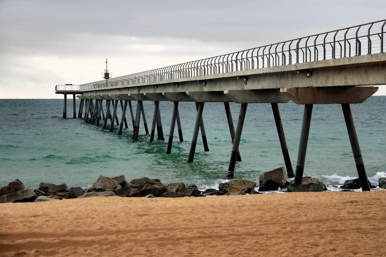 Imagen de archivo del Pont del Petroli visto desde la playa, con la estructura sobre el mar
