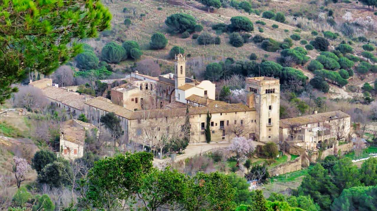 Vista del monasterio de Sant Jeroni de la Murtra entre la vegetación de la Serralada de Marina