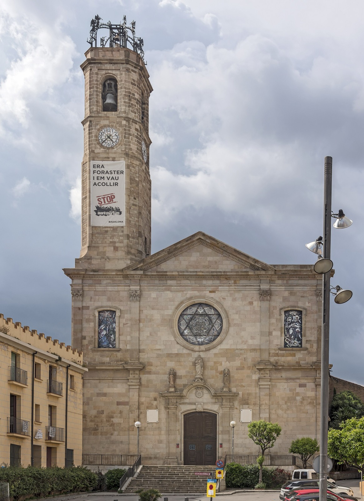 Fachada de la iglesia de Santa Maria de Badalona en la plaça de Barberà